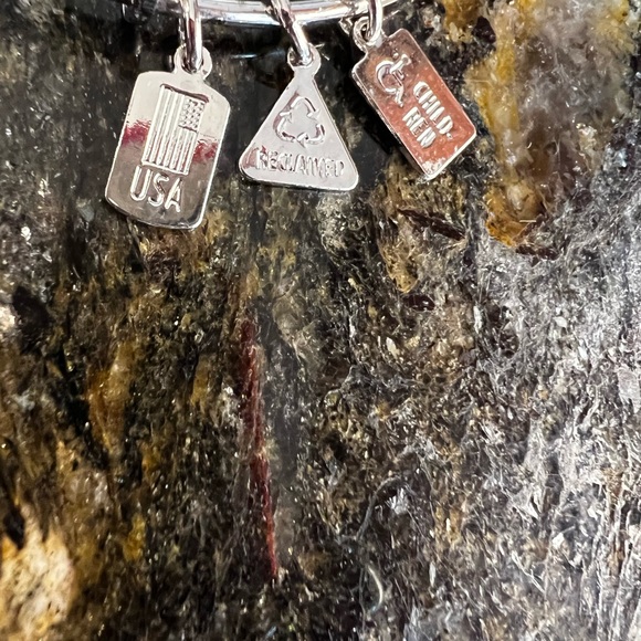 Wind and Fire bangle style Yellow Lab bracelet - Picture 6 of 6